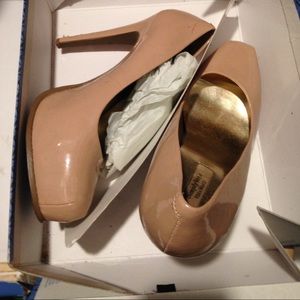 Vera Wang platform nude heels